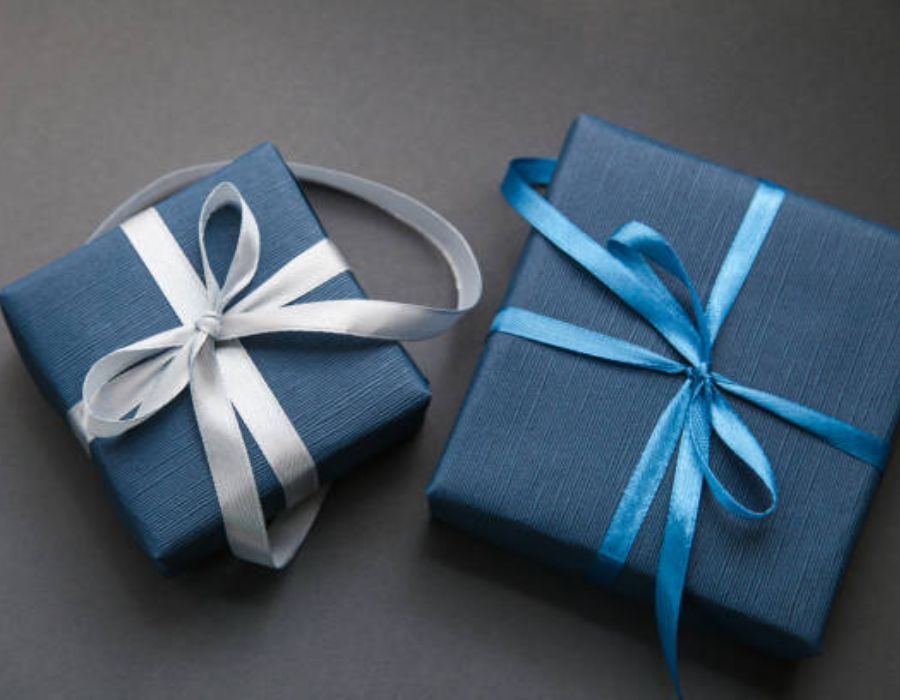 The Art of Gifting: Tips and Etiquette to Present Gift Ideas for Dad Turning 60