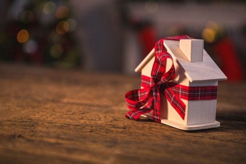 Reasons why you should give house warming gifts to people