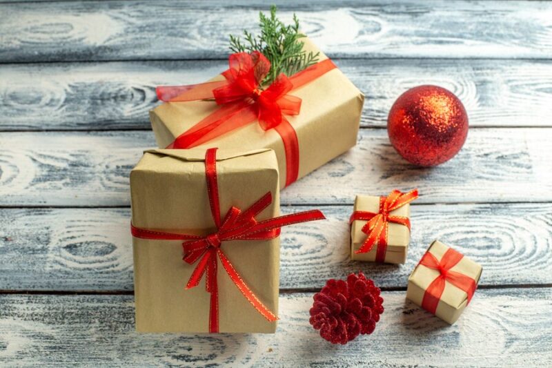 Unique ways to present Christmas gift ideas for a nurse