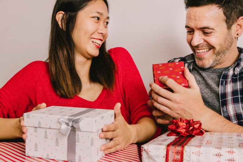 Factors you should know when choosing anniversary gifts for couples