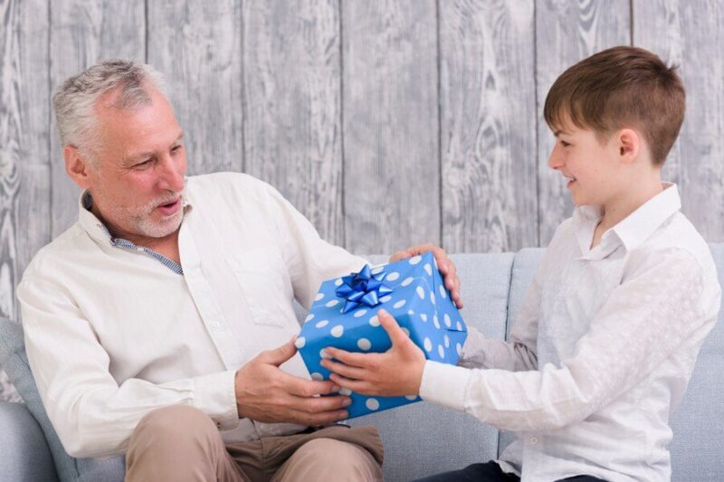 Special ways to present your personalised grandad gifts