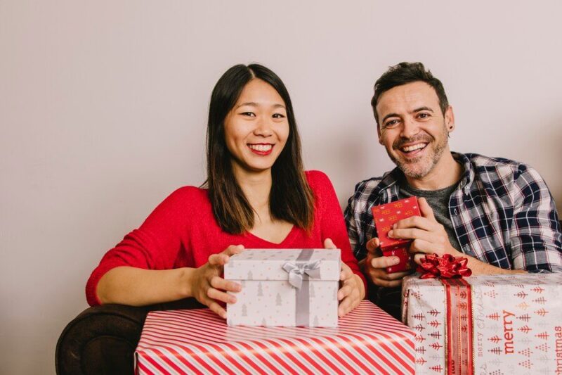 Surprise ways to present your anniversary gifts for couples