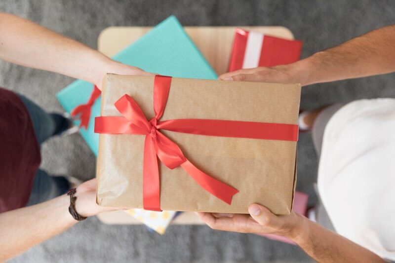 Tips to choose joint gifts for mum and dad